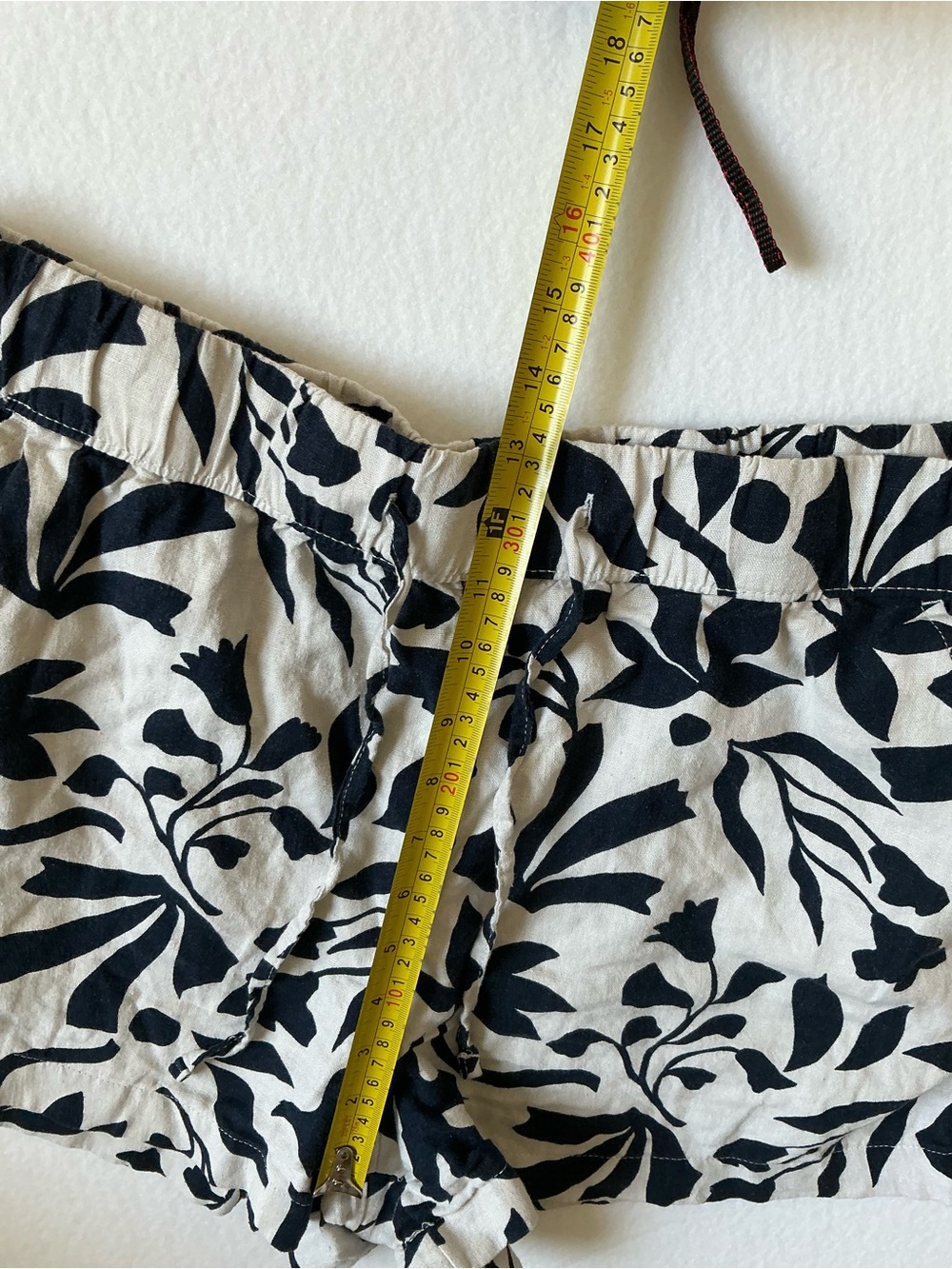 Time & Tru Linen Blend Floral Pull On Shorts Women’s L Black Ivory Pockets - Picture 9 of 10